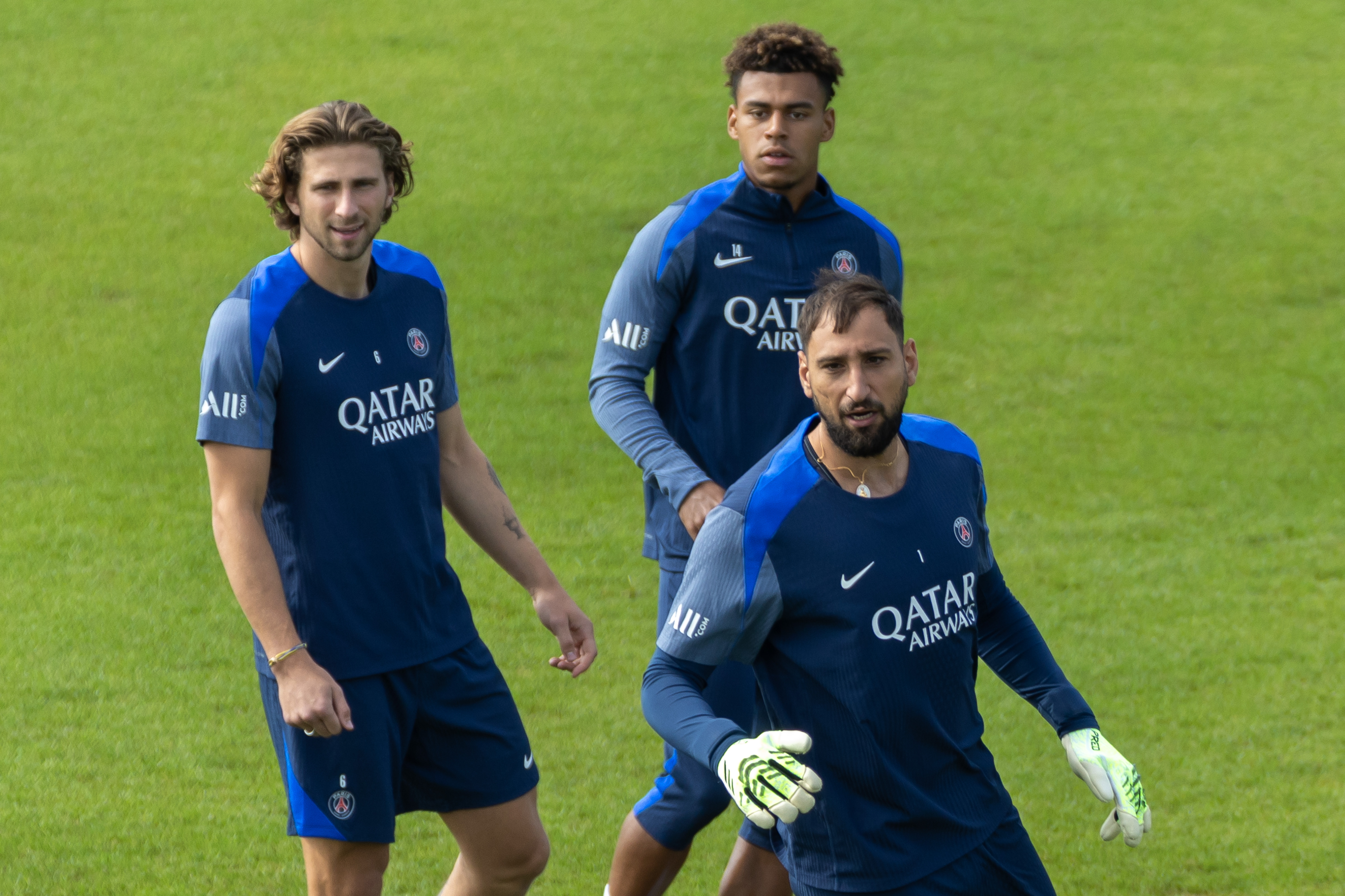 关于转会期法甲传出新动向；巴黎圣日耳曼篮板制胜；管理层表态——媒体盛赞；训练强度明显提升的信息