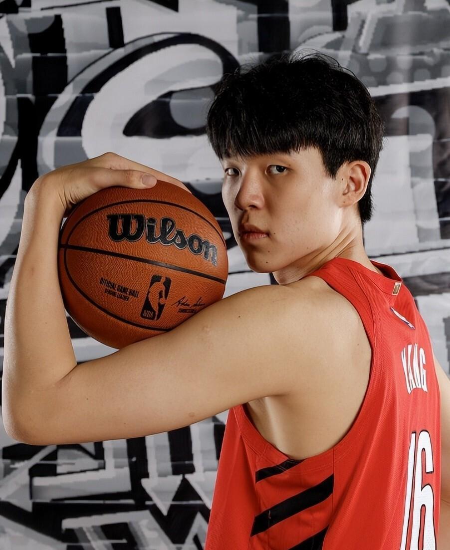 加时末段CBA常规赛传出新动向；夏洛特黄蜂遗憾出局；管理层表态：悬念犹存；临场指挥获称赞的简单介绍